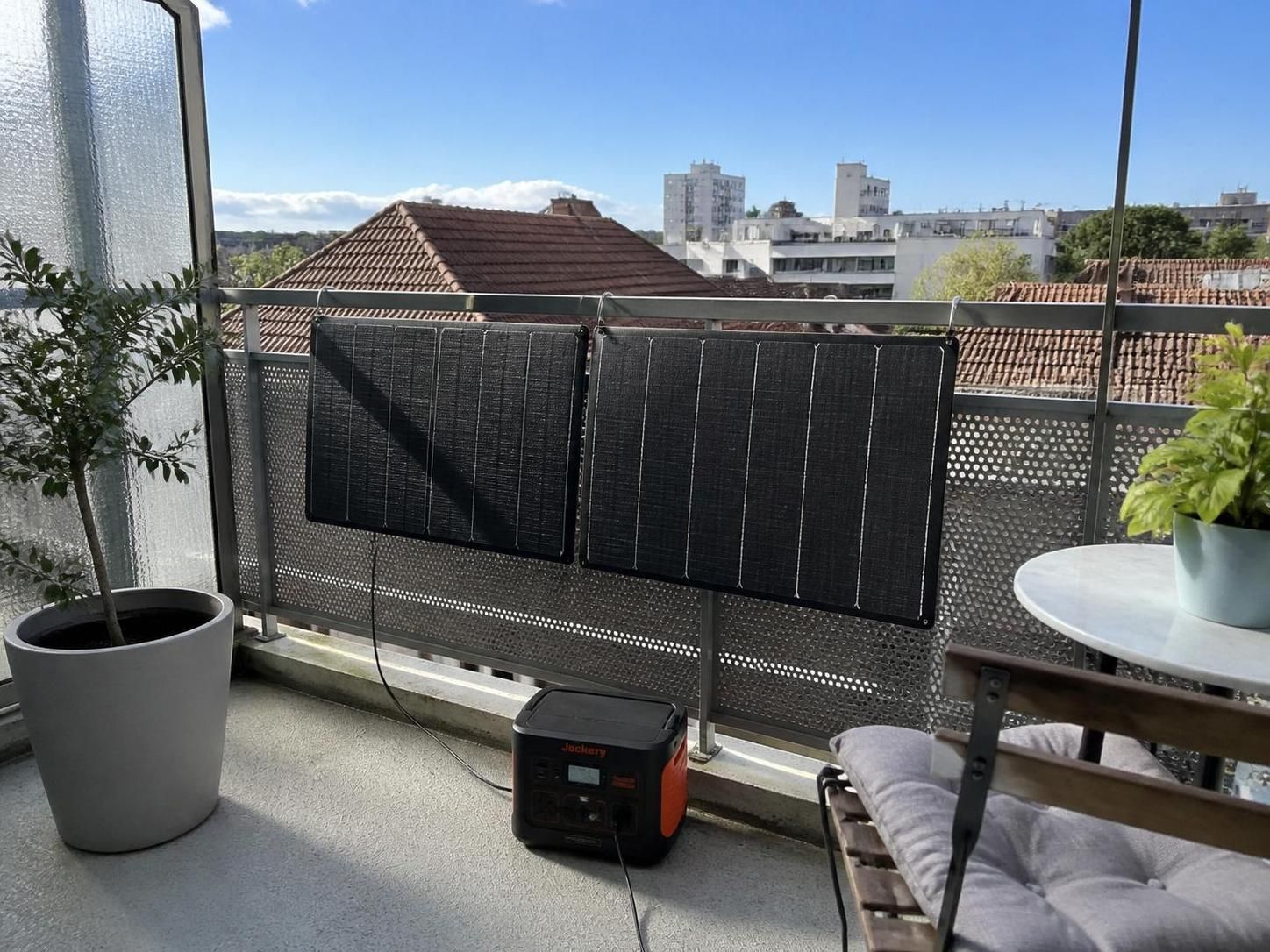 découvrez comment transformer votre balcon en une mini centrale solaire, les avantages, les défis et la faisabilité de cette solution écologique pour produire votre propre énergie.