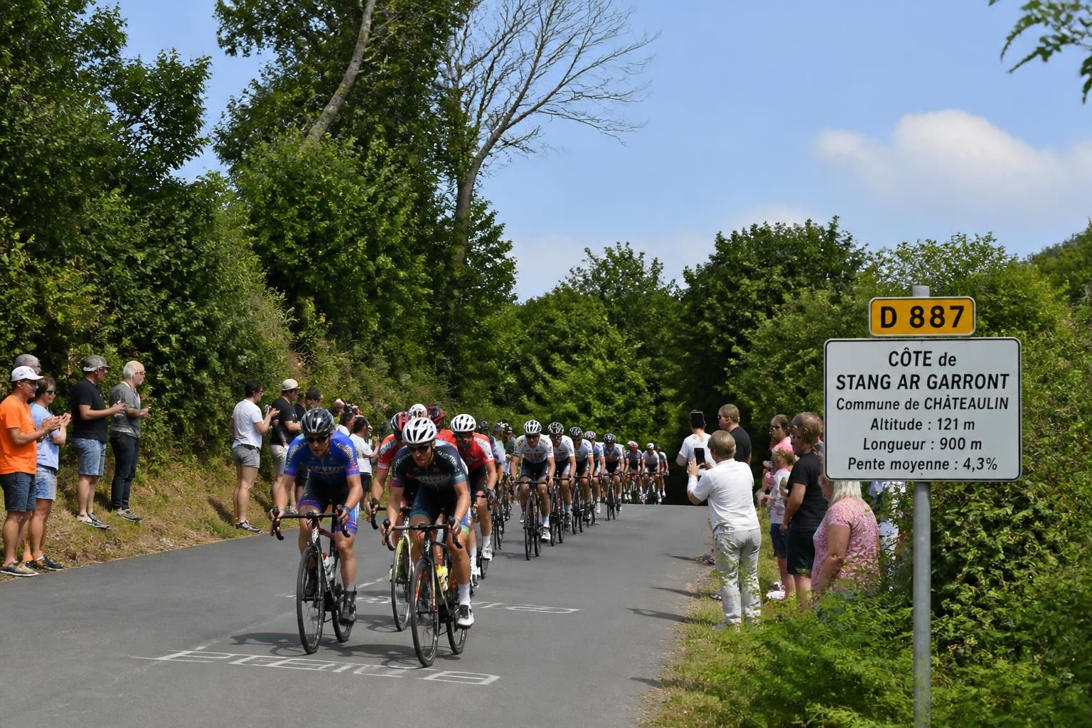 suivez le grand prix optic 2000 à châteaulin ce dimanche, où malgré l'absence du grand rue, une bataille cycliste acharnée promet un spectacle intense et passionnant.