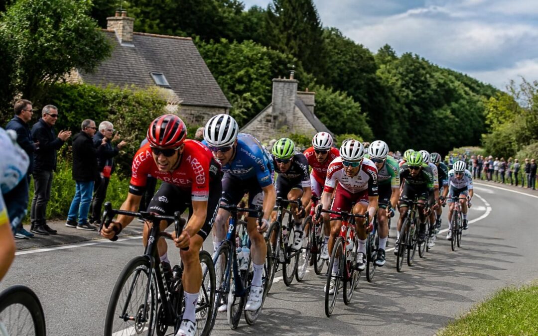 découvrez le grand prix optic 2000 à châteaulin avec une course cycliste intense où le grand rue est absent, promettant une bataille acharnée ce dimanche.
