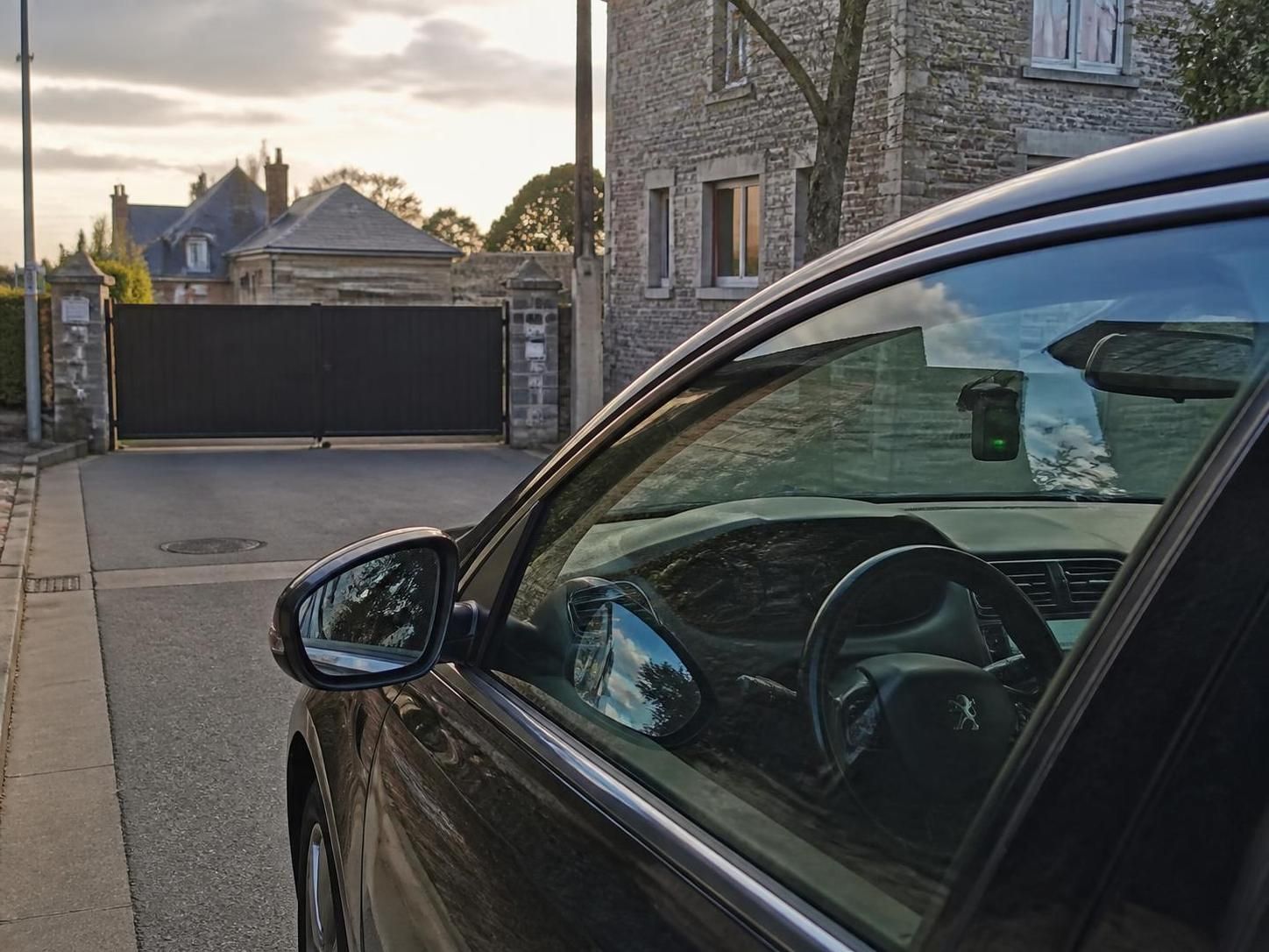 découvrez l'invention révolutionnaire d'eddy à gembloux qui permet de contrôler sa maison à distance depuis sa voiture, alliant confort et technologie pour simplifier le quotidien.